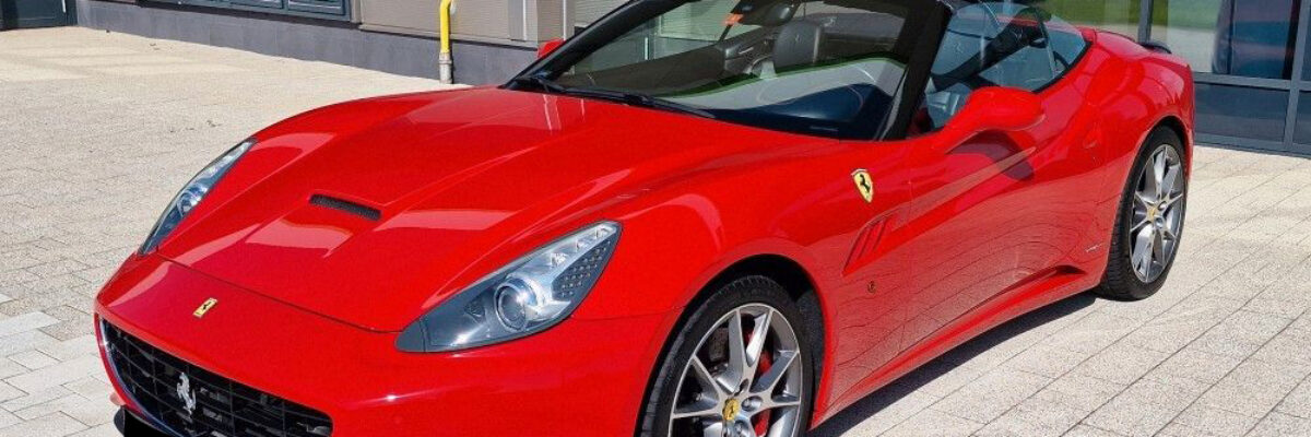 auto sportiva FERRARI CALIFORNIA